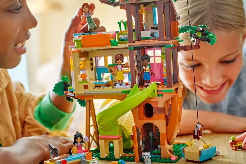 Kids playing with LEGO treehouse set