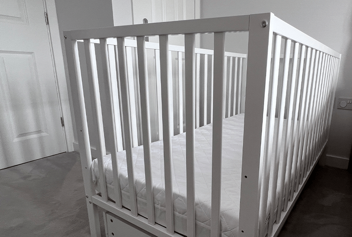Corner view of Ickle Bubba Hartley Classic Cot